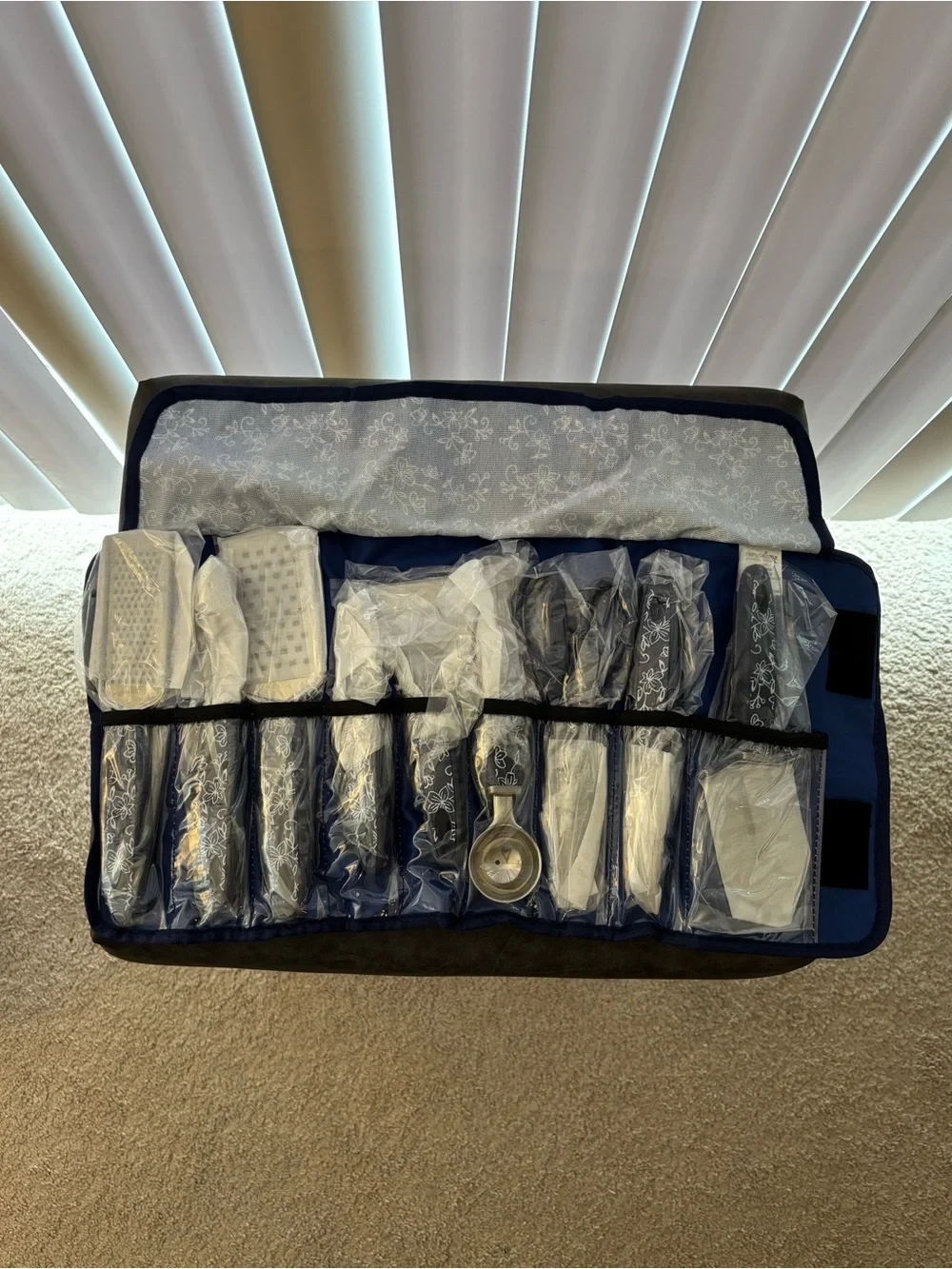 temp-tations Floral Lace 10-Piece Gadget Essentials Roll-Up Kit Navy/White